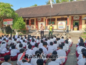 Bhabinkamtibmas Desa Serongga Sosialisasikan Kedisiplinan dan Bahaya Narkoba di SD Negeri 1 Serongga