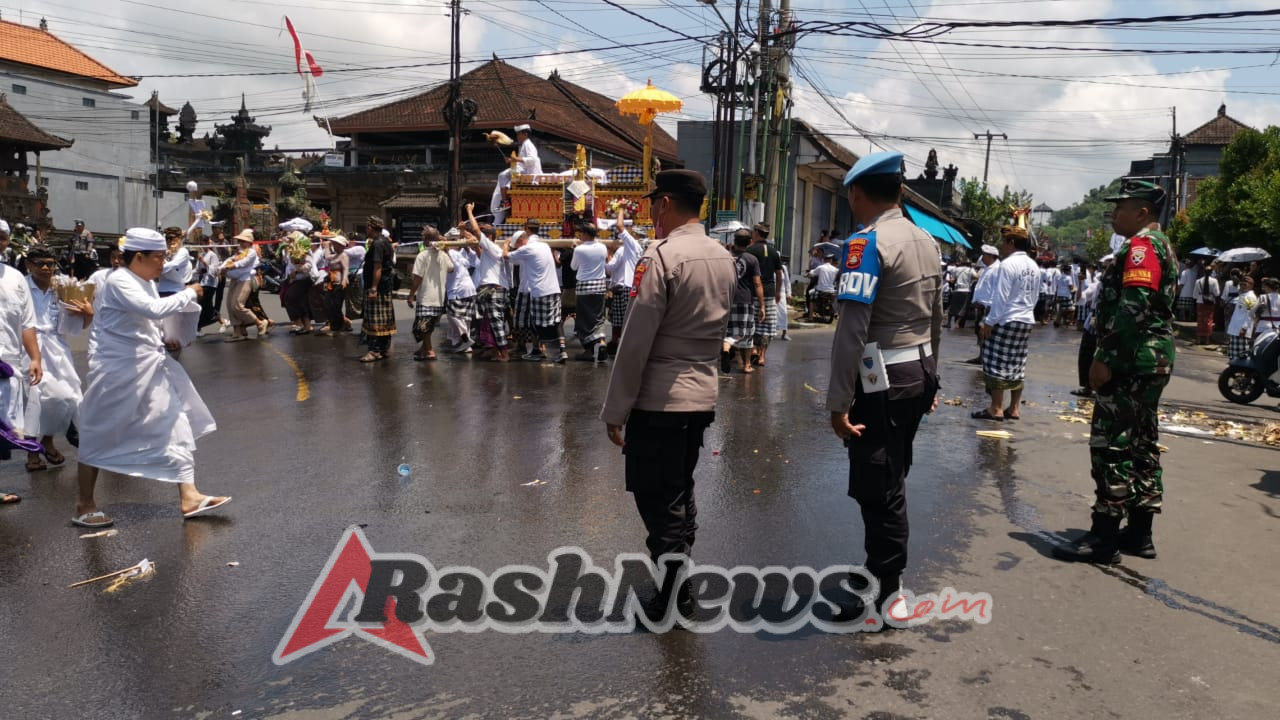 Polsek Dawan Bersinergi dengan TNI dan Pecalang Amankan Upacara Ngaben di Desa Paksabali.
