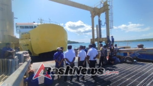 TNI Hadir di Tengah Masyarakat, Babinsa Kawal Keamanan Aktivitas Kapal di Pelabuhan ASDP Pantai Baru