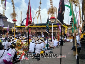 Dandim 1626/Bangli Bersama Umat Laksanakan Persembahyangan Puncak Karya Pujawali di Pura Tuluk Biyu Batur