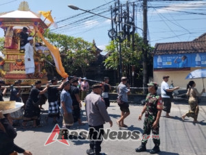 Babinsa Keramas Berperan Aktif Kawal Prosesi Ngaben Agar Berjalan Lancar