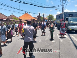 Tertib dan Khidmat, Babinsa Amankan Prosesi Ngaben di Setra Abianbase