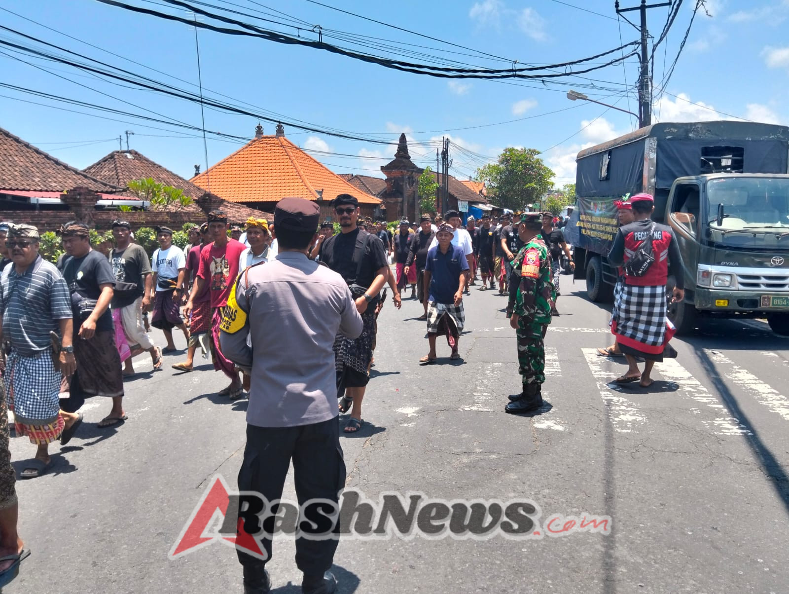 Tertib dan Khidmat, Babinsa Amankan Prosesi Ngaben di Setra Abianbase