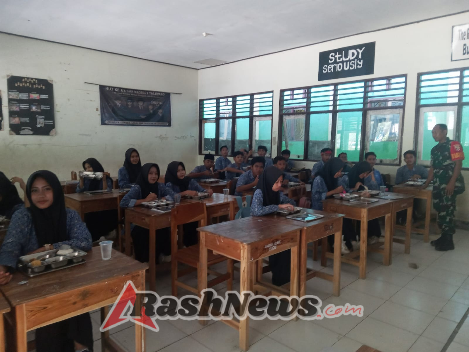 Babinsa SMPN 1 Taliwang Aktif Pantau Pembagian Makanan Bergizi bagi Siswa