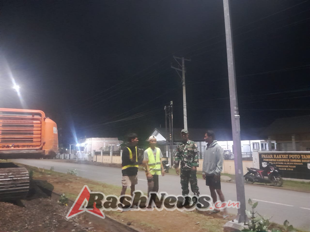 Patroli Malam Koramil 1628-04/Poto Tano Ciptakan Situasi Aman dan Kondusif