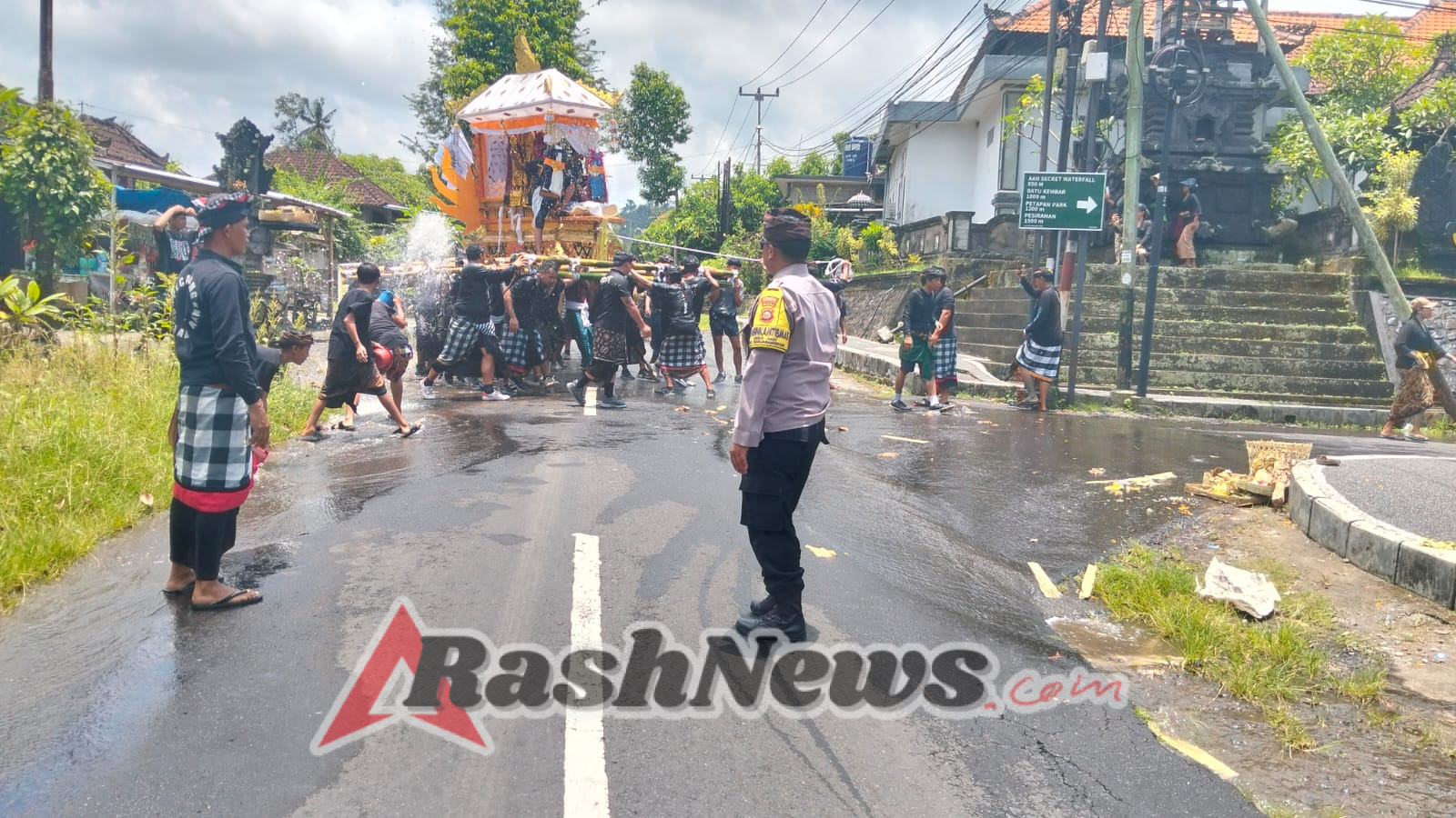 Bhabinkamtibmas Aan Bersinergi dengan Pecalang Amankan Upacara Ngaben di Desa Aan
