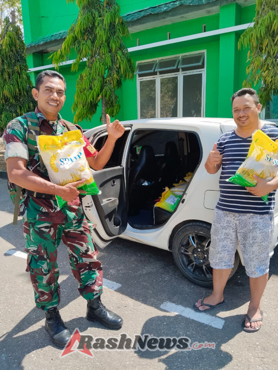 TNI Hadir untuk Rakyat, Babinsa Baa Bantu Warga Akses Beras Murah Program Pemerintah