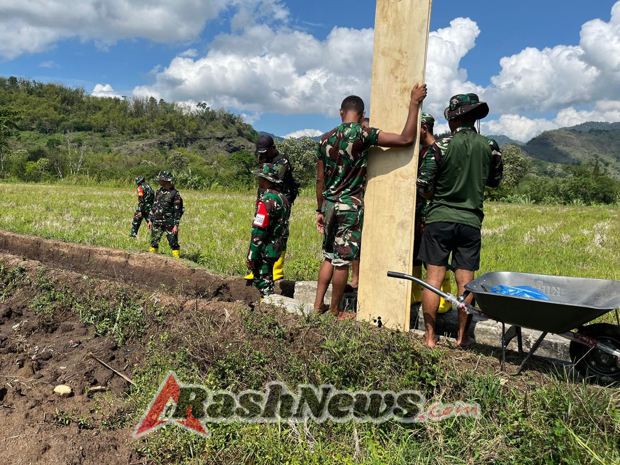Gotong Royong Satgas TMMD dan Warga Benteng Tawa Percepat Pembangunan Irigasi Lewur Tepu