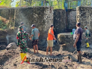 Semangat Kebersamaan, Dansatgas TMMD Ke-126 Kodim 1625/Ngada Gotong Royong Angkut Material dengan Prajurit