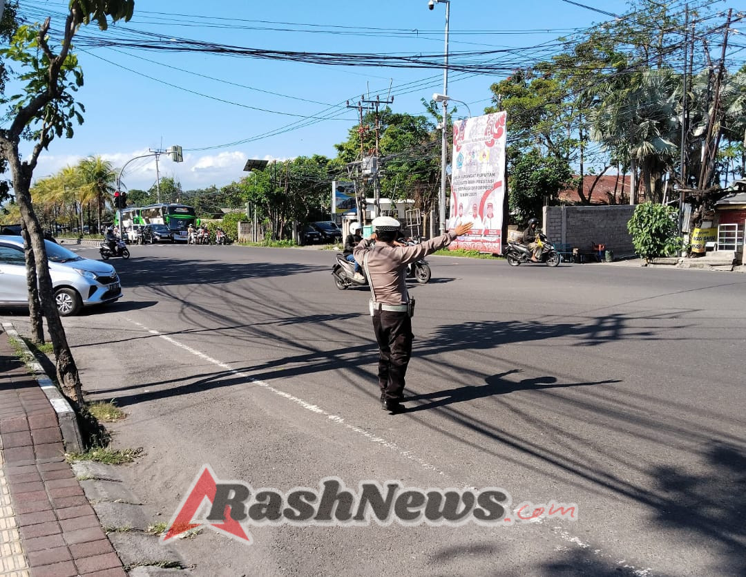 Cegah Kemacetan Pagi Hari, Personel Lalulintas Polsek Dentim Lakukan Pengaturan di Simpang TL Waribang