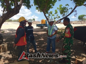 Babinsa Sertu Andre dan Personel Kodim 1627/Rote Ndao Pastikan Pembangunan K-SIGN Berjalan Aman dan Lancar