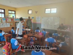 Sinergi Babinsa dan Tim MBG Berikan Makanan Bergizi Bagi Anak Didik di Pantai Baru