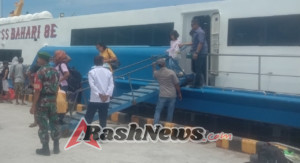 Tingkatkan Keamanan Wilayah, Babinsa Koramil Ba’a Pantau Aktivitas Kapal di Pelabuhan