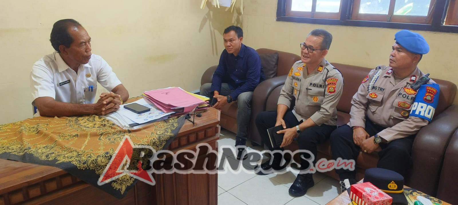 Harkamtibmas, Kapolsek Kubu Laksanakan Safari Kamtibmas ke Kantor Desa Tianyar Barat