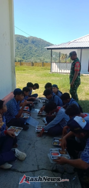 Babinsa Koramil 1628-01/Taliwang Turun Langsung Dampingi Program Gizi Anak Sekolah, Bukti Nyata TNI Dekat dengan Rakyat