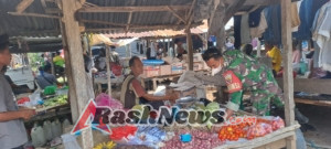 Pastikan Ketersediaan Bahan Pokok, Babinsa Karera Kunjungi Pasar Tradisional