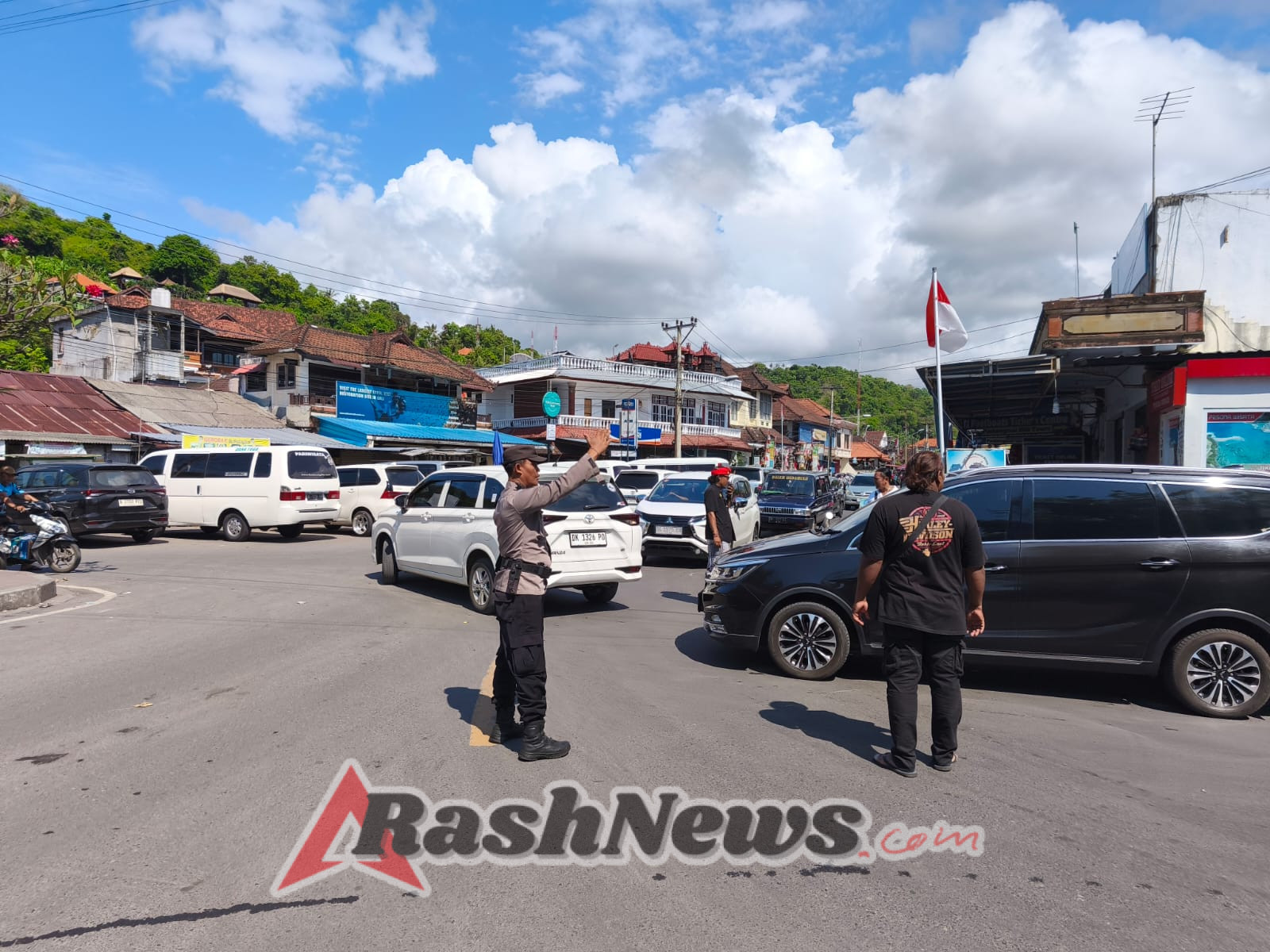 Personel Polsek Kawasan Pelabuhan Padangbai Laksanakan Pengaturan Lalu Lintas Pagi Hari