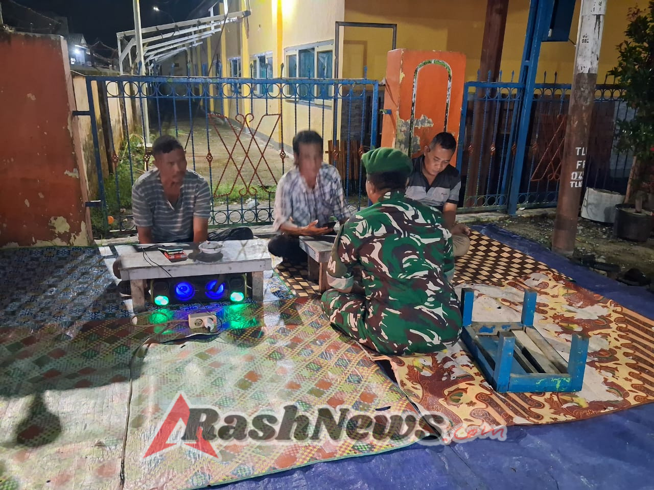 Tingkatkan Kewaspadaan Warga, Babinsa Taliwang Rutin Patroli di Malam Hari