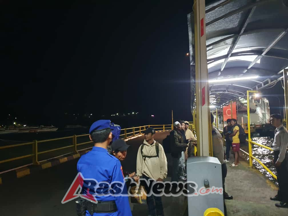 Sat Polairud Polres Karangasem dan Polsek Kawasan Pelabuhan Padangbai Gelar Pemeriksaan Malam di Dermaga