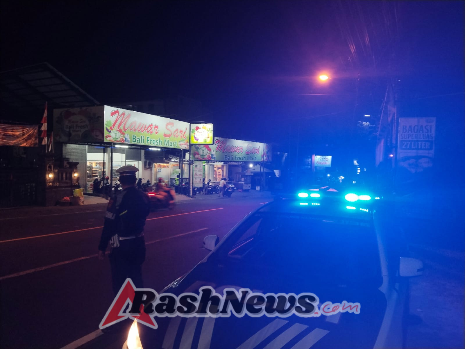 Demi Kelancaran Lalulintas, Unit Patroli Sat Lantas Melaksanakan Pengaturan di Malam Hari