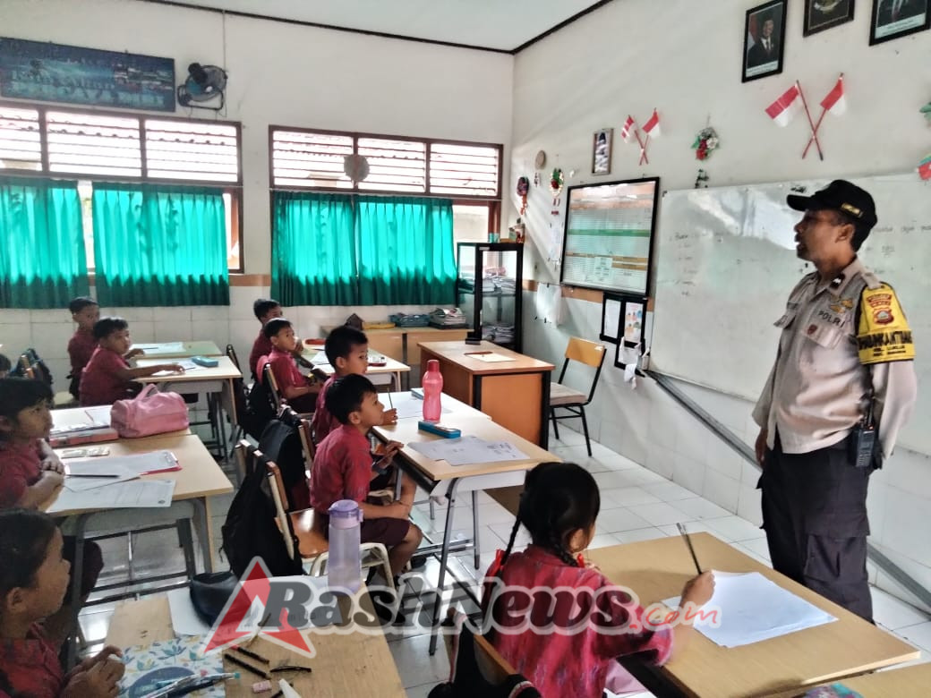 Bhabinkamtibmas Sambang Sekolah, Edukasi Siswa SD N 4 Lukluk Tentang Disiplin dan Tertib Berlalu Lintas
