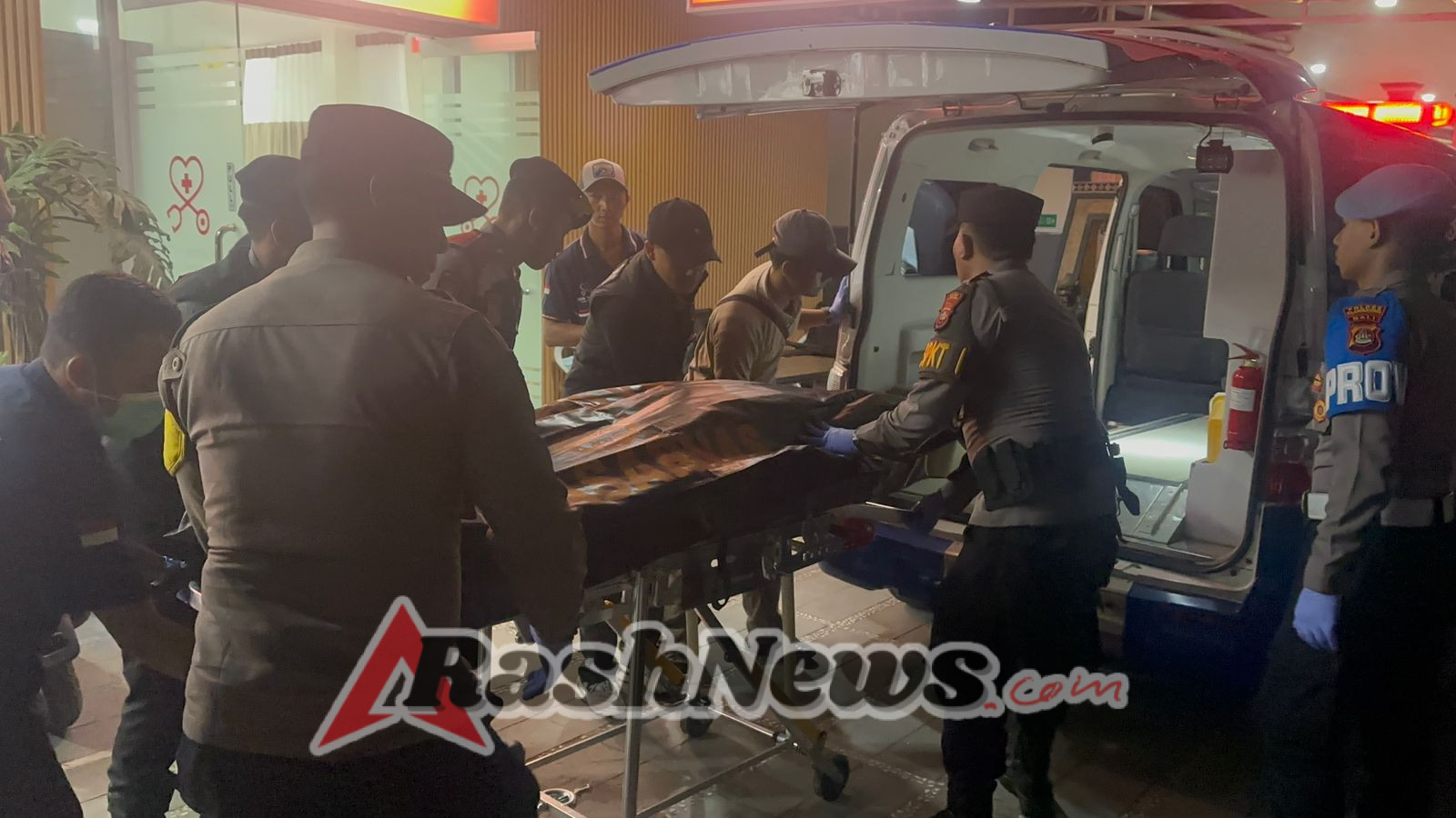 Tim Gabungan Evakuasi WNA Asal Prancis yang Terseret Ombak di Pantai Kelingking.