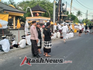 Bhabinkamtibmas Batununggul Amankan Kegiatan Upacara Mekiis di Dua Pura Desa Adat