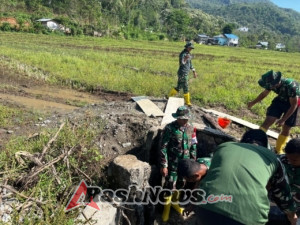Kepemimpinan Teladan, Dansatgas TMMD Ngada Turun Langsung Bersama Anggota di Lapangan