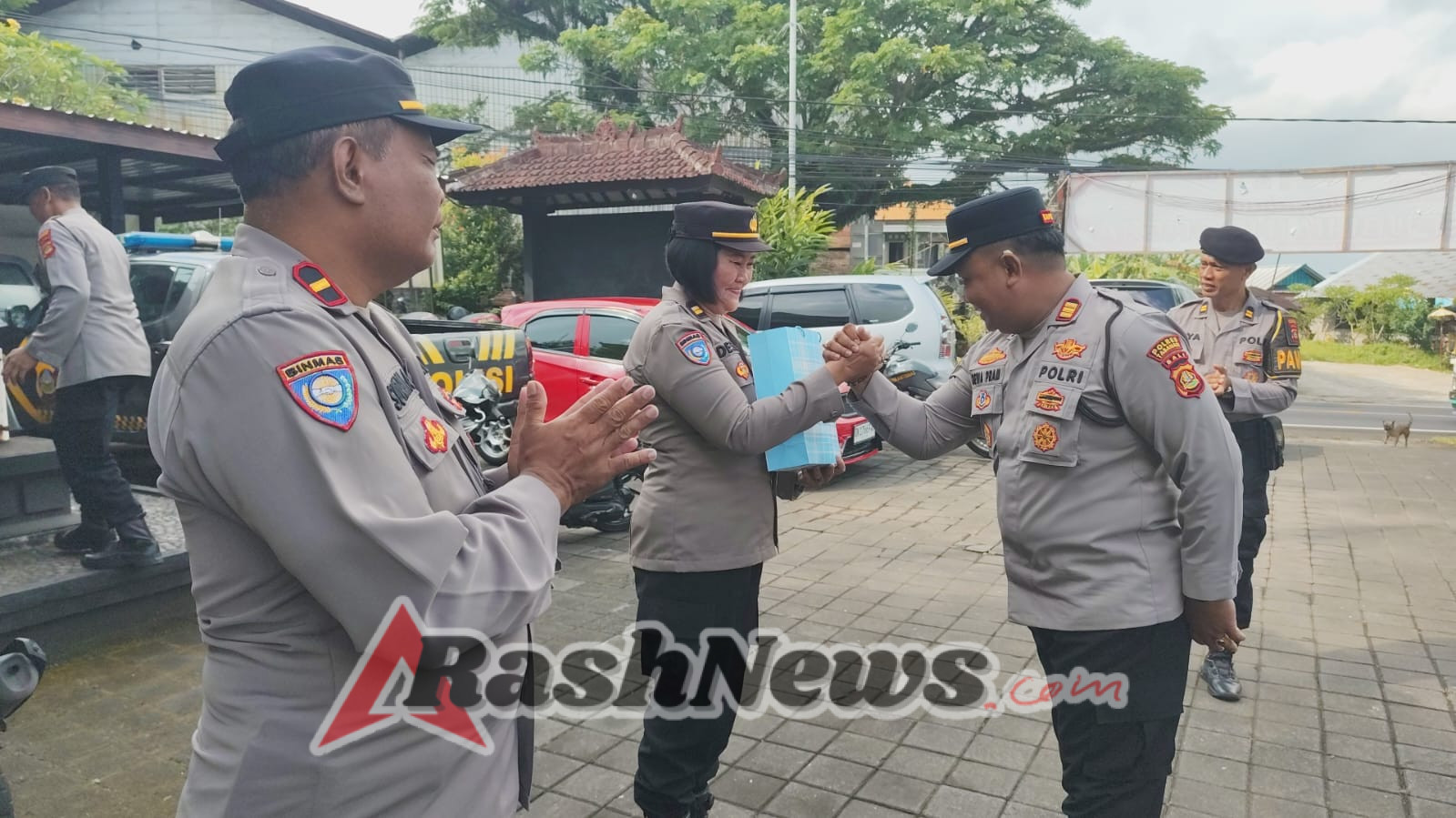 Polsek Selemadeg Timur Gelar Apel Perpisahan, Lepas Kanit Binmas Iptu Desak Nyoman Suci dengan Penuh Haru