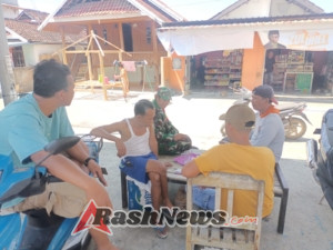 Babinsa Koramil 1628-03/Seteluk Tekankan Pentingnya Kebersihan Saat Musim Hujan