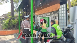 Polantas Polres Bandara Ngurah Rai Sampaikan Imbauan Tertib Lalu Lintas kepada Pengemudi Ojek Online