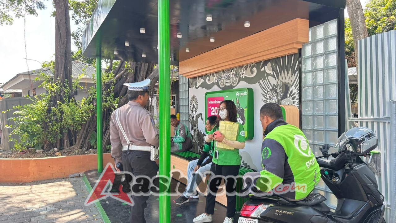 Polantas Polres Bandara Ngurah Rai Sampaikan Imbauan Tertib Lalu Lintas kepada Pengemudi Ojek Online