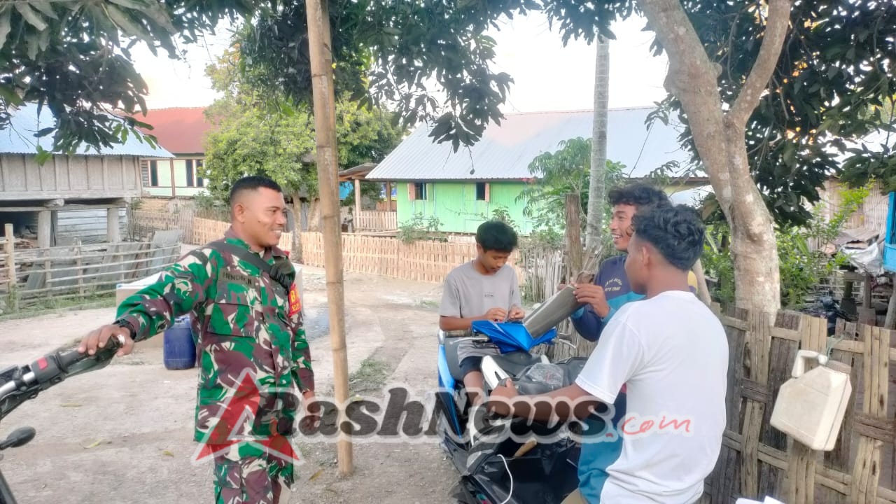 Babinsa Koramil Pototano Pantau Kondisi Wilayah Lewat Kegiatan Komsos