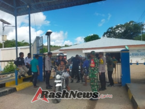 Babinsa Rote Ndao Kawal Keberangkatan Kapal Fery Kalibodri Menuju Pelabuhan Bolok Kupang