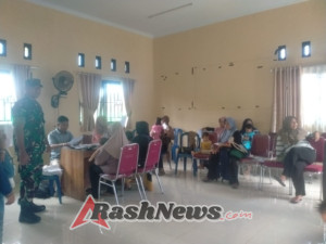 Babinsa Koramil 1628-01/Taliwang Kawal Pembuatan Kartu BPNT di Telaga Bertong