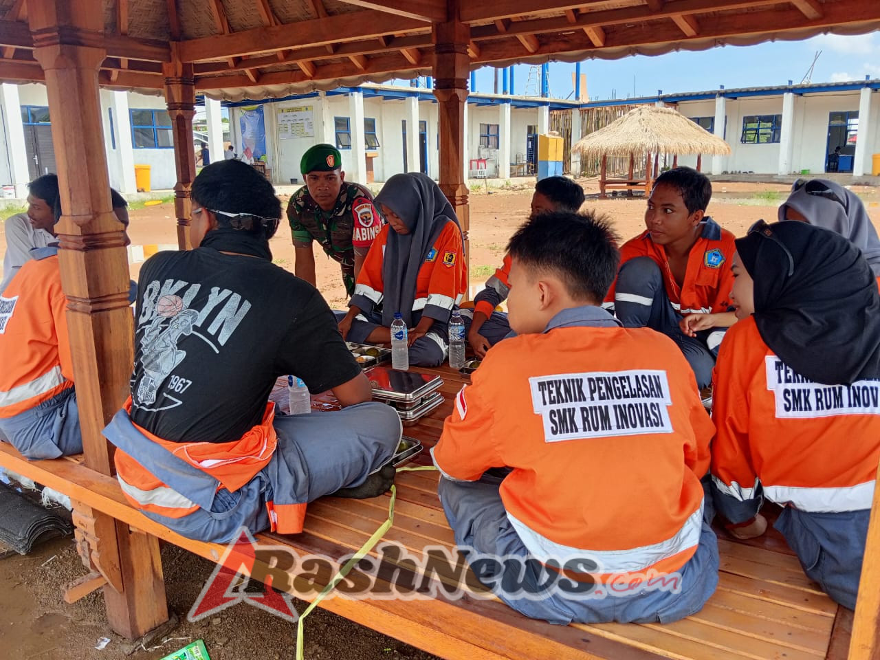 Sinergi TNI dan Sekolah, Babinsa Dampingi Pembagian Makan Bergizi Gratis di Jereweh