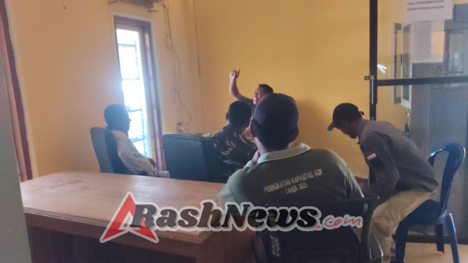 Wujudkan Wilayah Kondusif, Babinsa Poto Tano Lakukan Monitoring dan Silaturahmi ke Kantor Desa