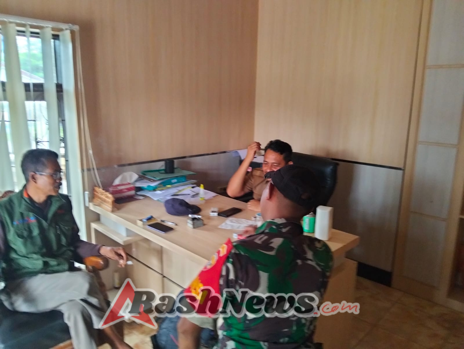 Babinsa Koramil 1628-04/Poto Tano Pantau Kondisi Wilayah dan Ajak Warga Jaga Kamtibmas