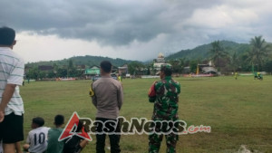 Babinsa Kopka Fadhlil Hadir Jaga Keamanan Turnamen Sepak Bola di Desa Bangkat Monteh
