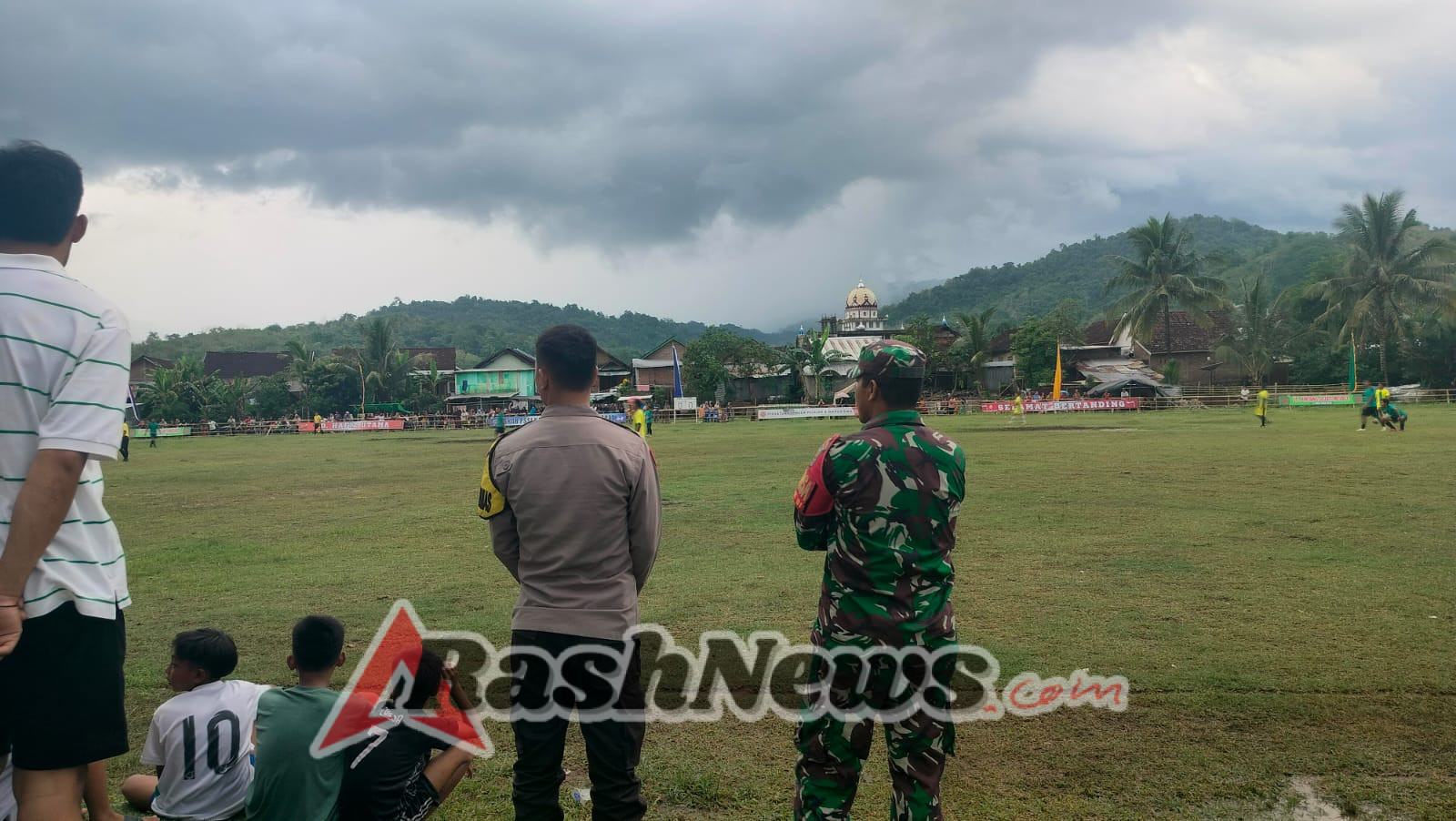 Babinsa Kopka Fadhlil Hadir Jaga Keamanan Turnamen Sepak Bola di Desa Bangkat Monteh