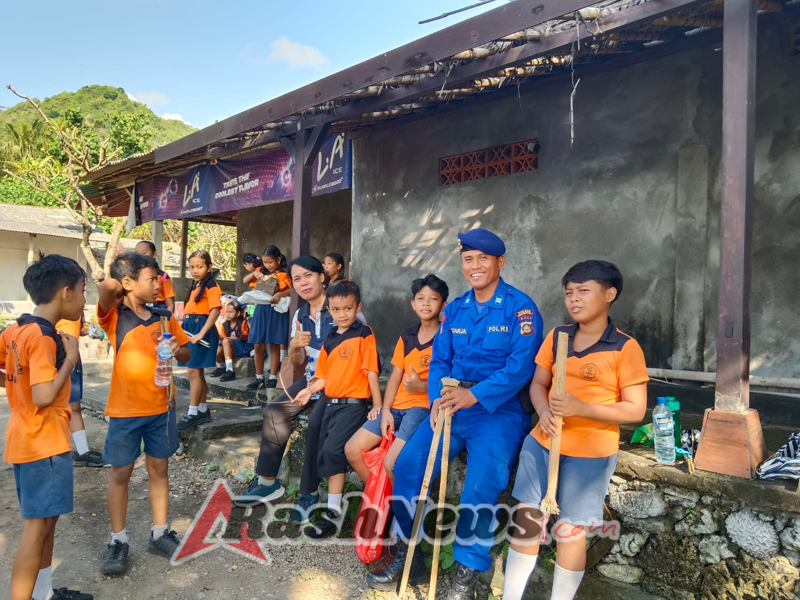 Sat Polairud Polres Karangasem Ajak Pelajar dan Warga Bugbug Bersihkan Pantai, Wujudkan Lingkungan Sehat