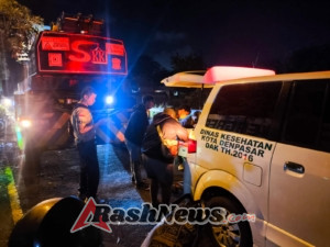 Pecah Ban Berujung Kecelakaan, Dua Mobil Ringsek di Bypass Ngurah Rai Depan embung Sanur