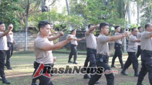 Personel Polsek Nusa Penida Asah Kesiapsiagaan Melalui Pelatihan Bela Diri dan Senam Borgol Polri
