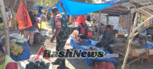 Ciptakan Lingkungan Sehat, Babinsa Batutua Ajak Pedagang Buang Sampah di Tempatnya