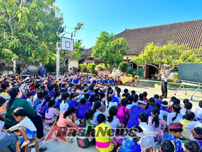 Sosialisasi Keselamatan Berlalu Lintas di SD Negeri 12 Sesetan oleh Polsek Denpasar Selatan