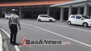 Sat Lantas Polres Bandara Ngurah Rai Laksanakan Pengaturan Lalu Lintas di Area Keberangkatan Domestik