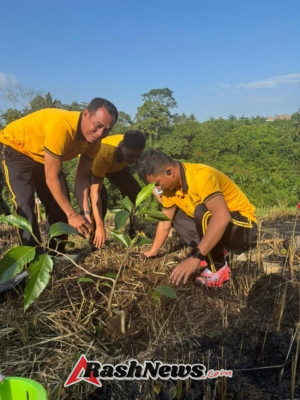 Kapolres Gianyar Hadiri Gotong Royong Semesta Berencana: Tanam Pohon dan Bersih Sungai di Desa Lodtunduh