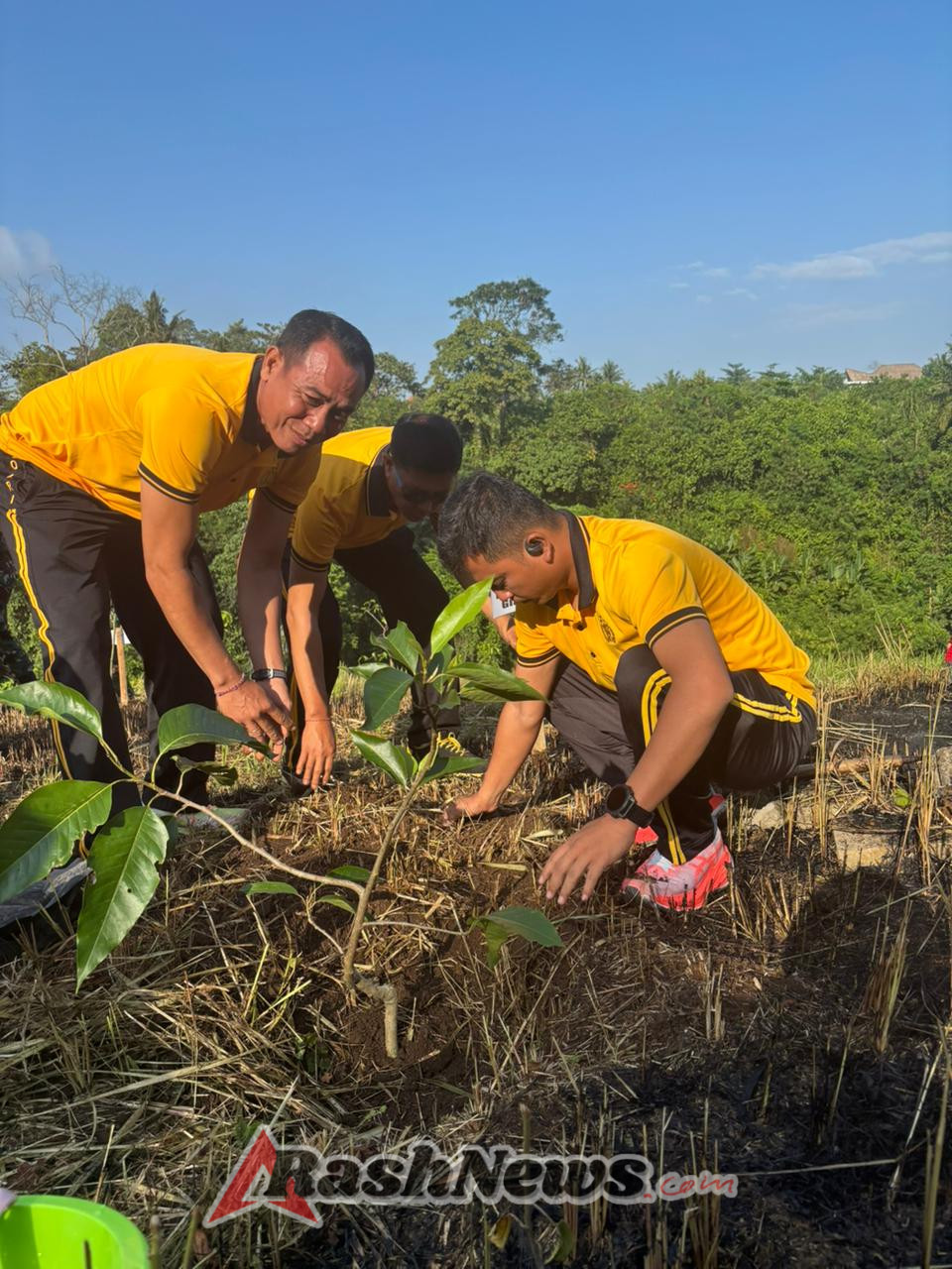Kapolres Gianyar Hadiri Gotong Royong Semesta Berencana: Tanam Pohon dan Bersih Sungai di Desa Lodtunduh