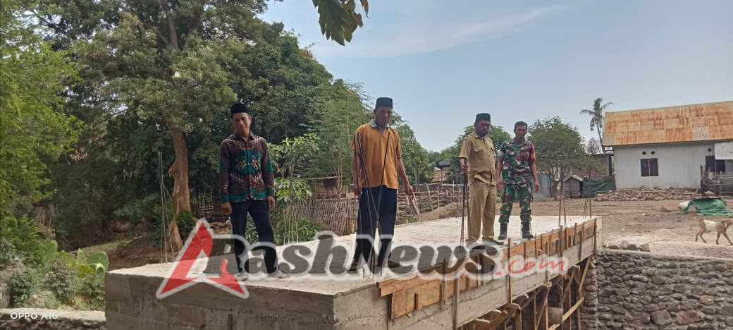 Pantau Pembangunan Jembatan, Babinsa Kramat Gencar Komunikasi Sosial
