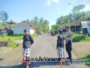 Bhabinkamtibmas Desa Cau Belayu Polsek Marga Pengamanan Upacara Ngaben